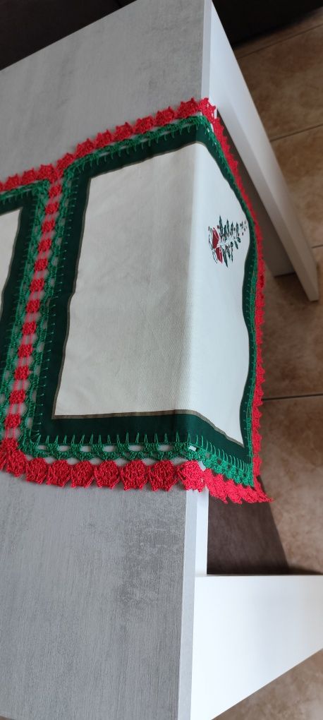 Toalha de Mesa de Natal com Bordas de Crochê Feitas à Mão