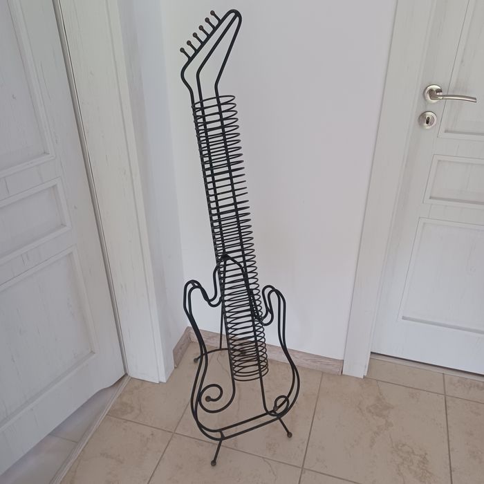 Stojak na płyty CD w kształcie gitary metalowy
