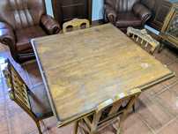 Mesa com 4 cadeiras para restauro