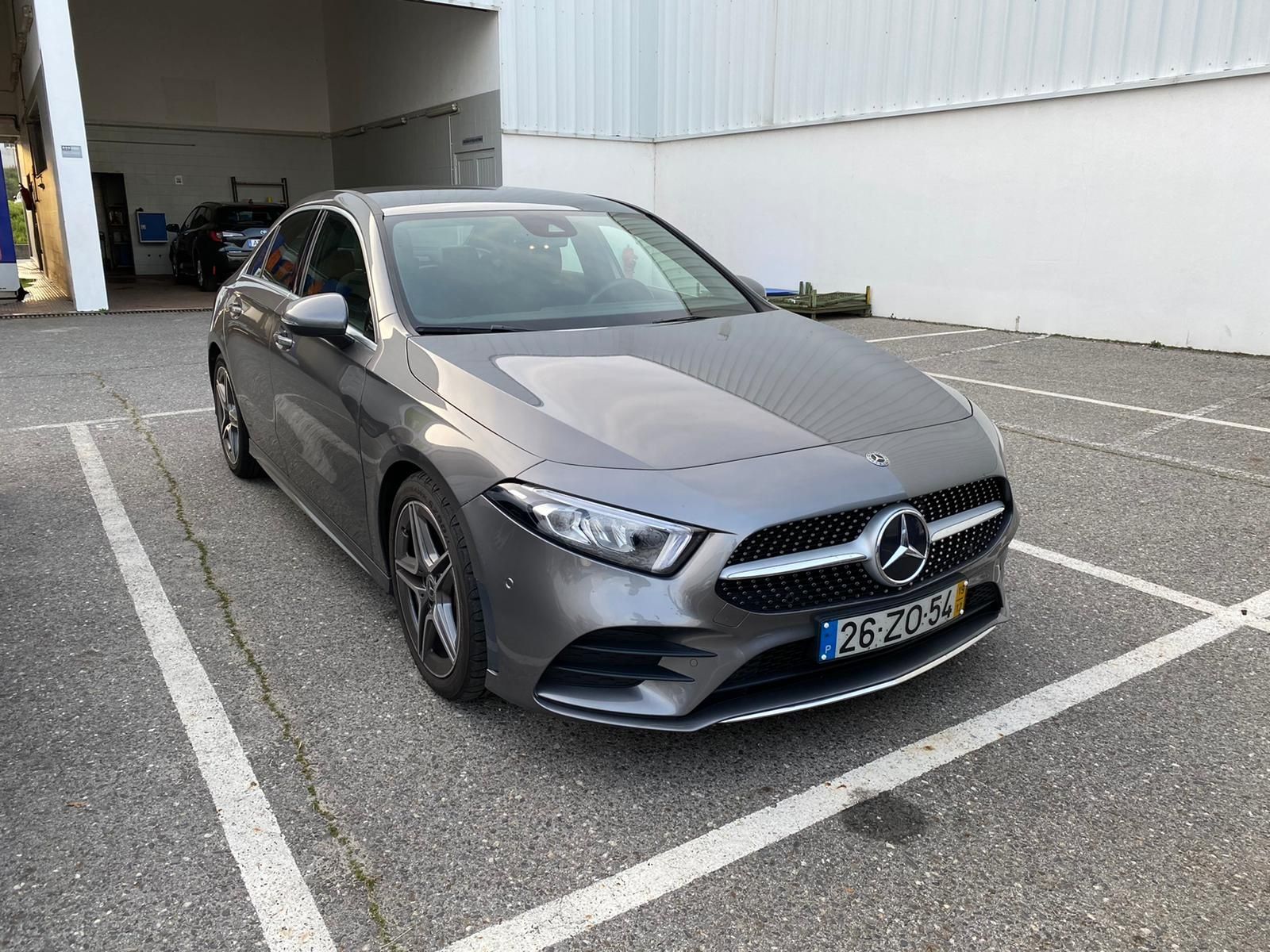 Classe A 180 Limousine d AMG Line Aut como novo