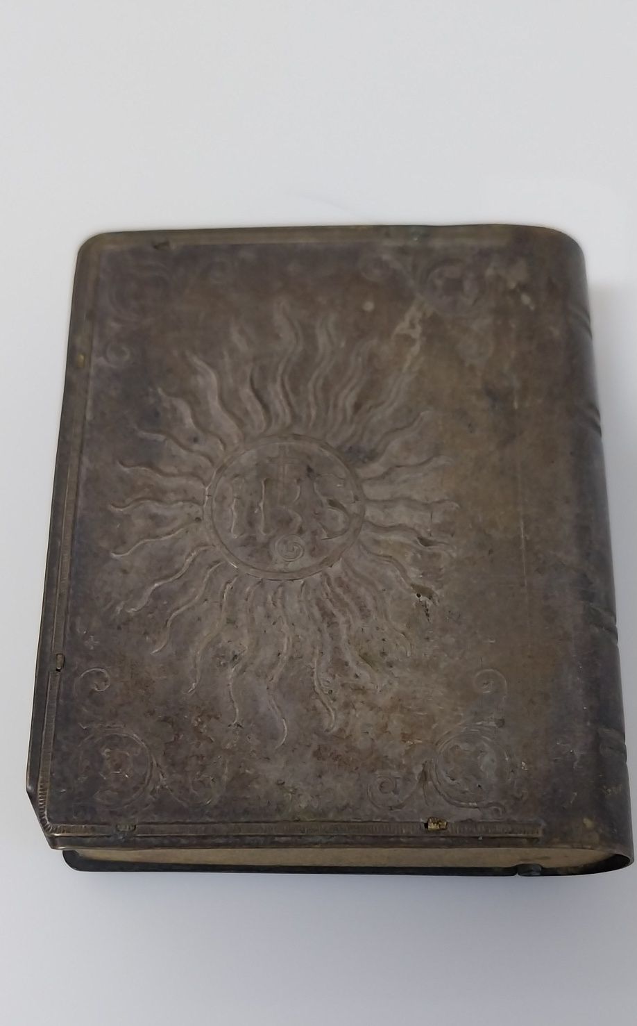 Caixa religiosa em forma de missal