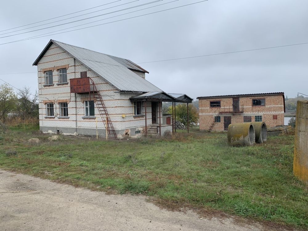 Продам дом 200м²  недалеко от города