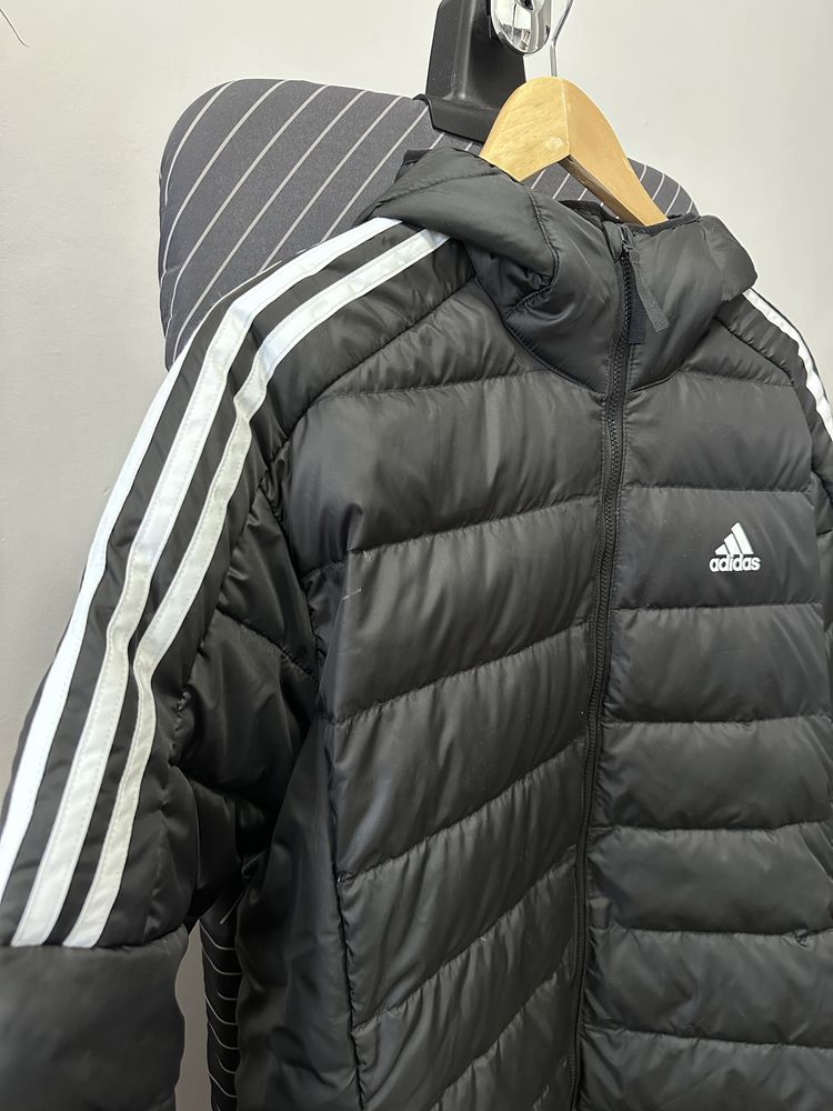 Легкий пуховик adidas