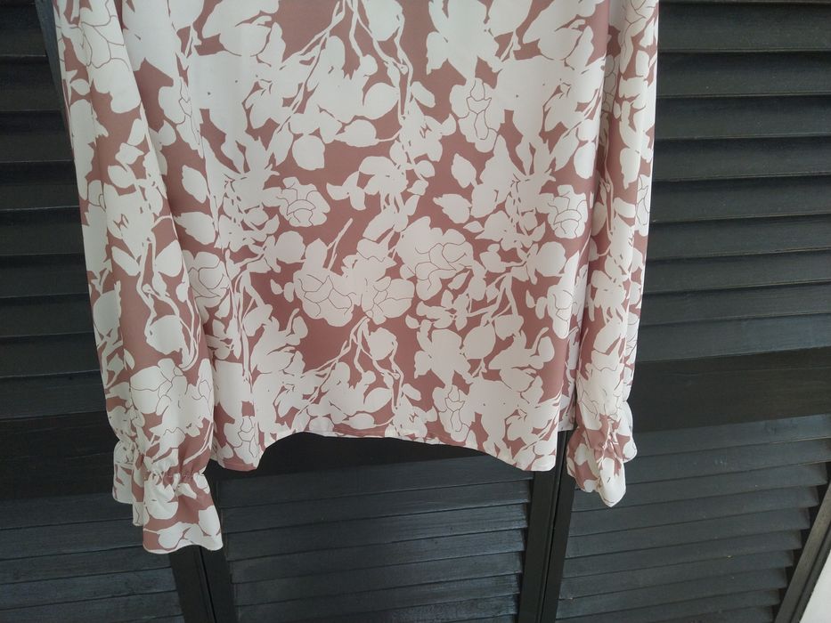 Blusa com padrão floral e folhos, romântica e elegante- Tam. XXL- Nova