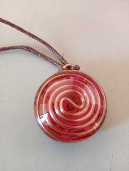 Pendente de orgonite com espiral de cobre - 20mm