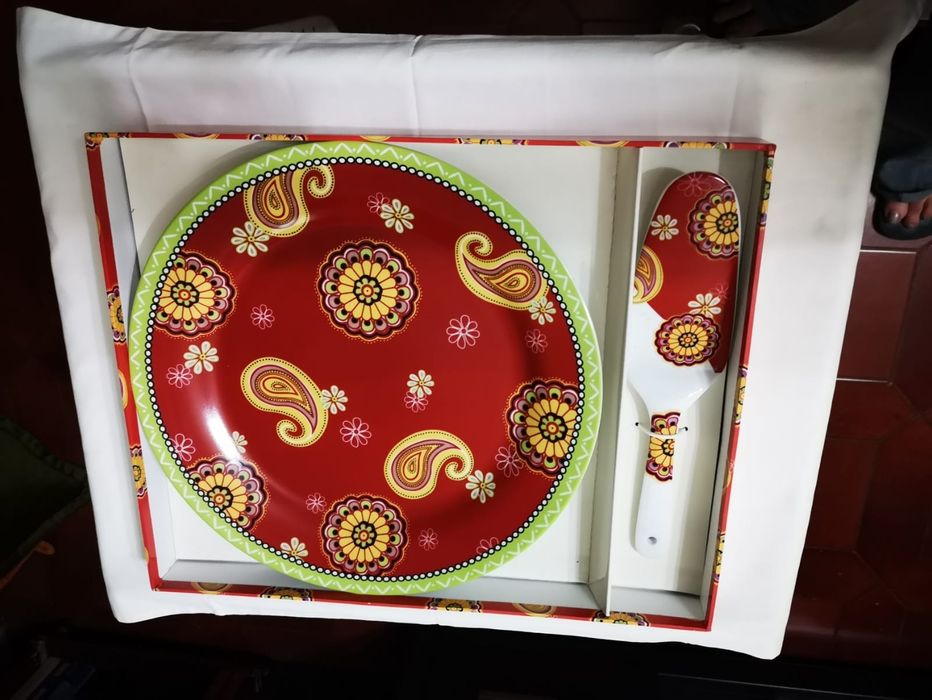 Prato para bolo com faca