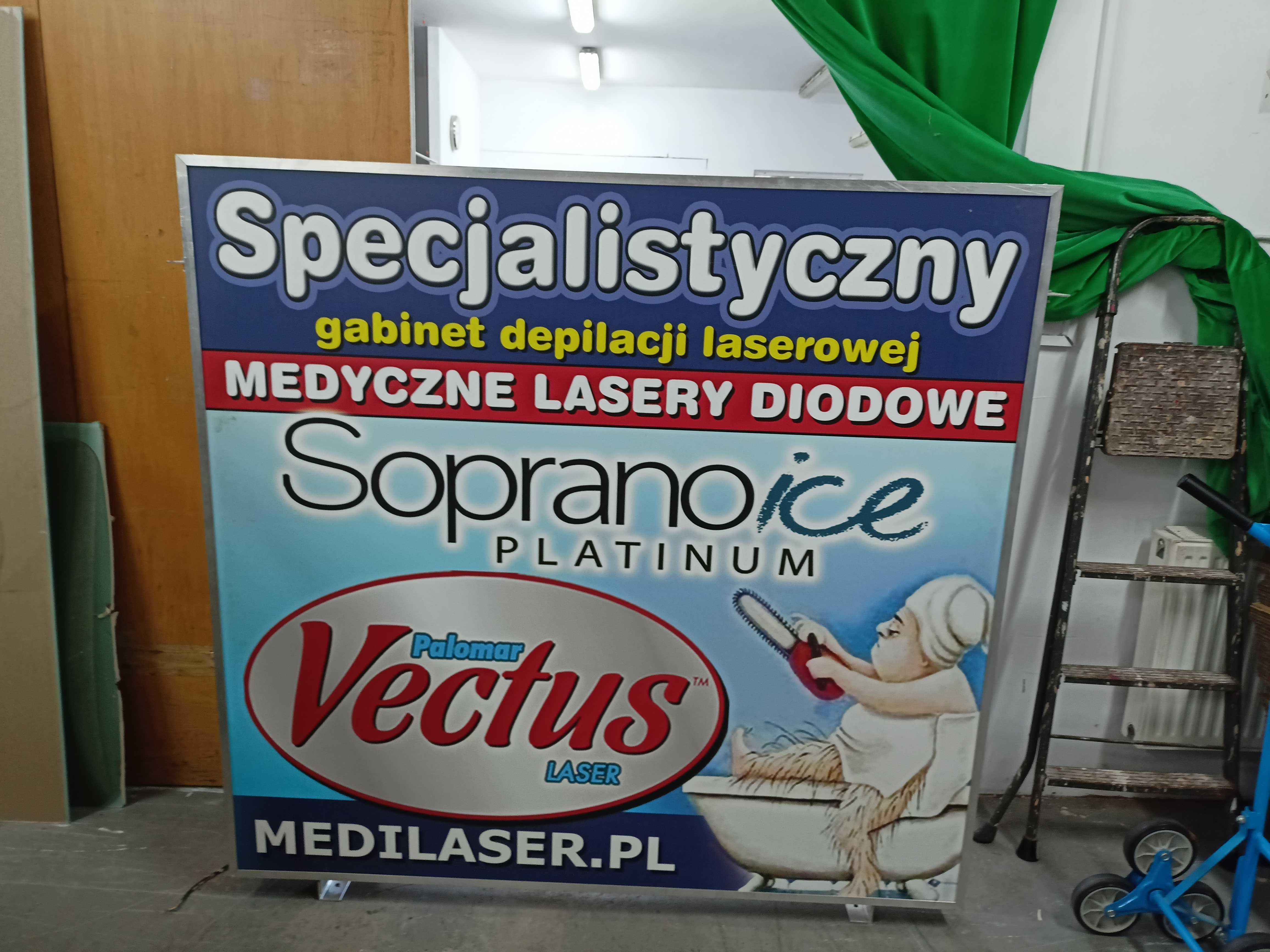 Kaseton reklamowy dwustronny zewnętrzny podświetlany XXL 168x157cm