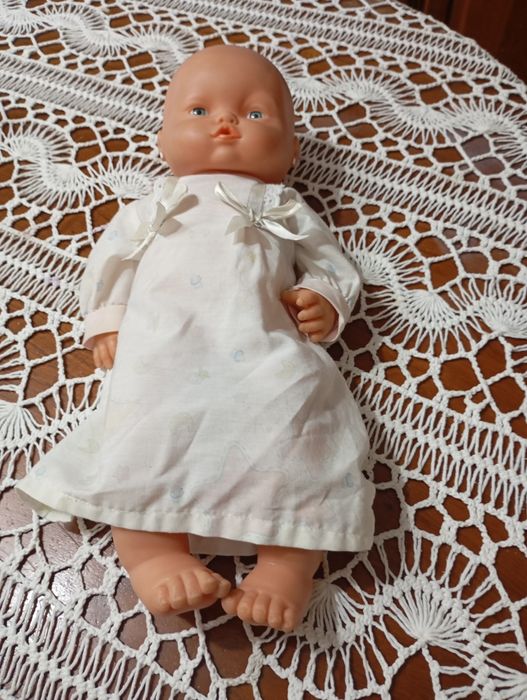 Vendo esta boneca de borracha muita bonita bom estado