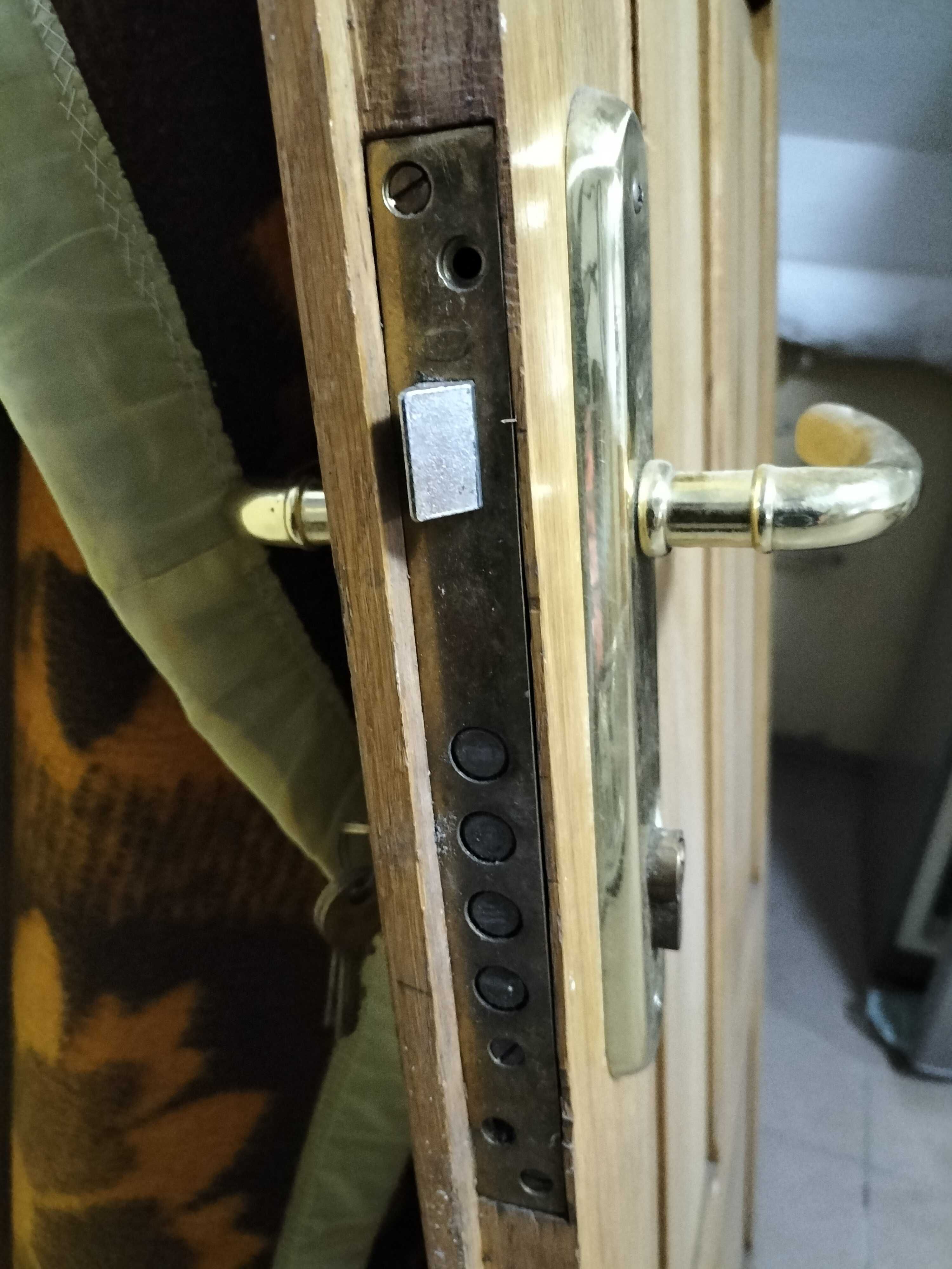 Solidne drzwi z litego drewna z szybą