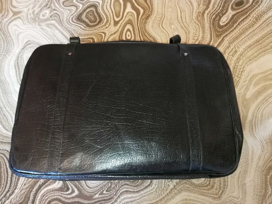 Чорна шкіряна  валіза