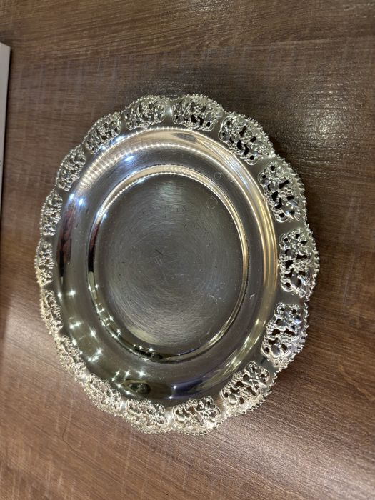 Elegancka srebrna taca/lustro z ozdobnym ażurem - styl klasyczny
