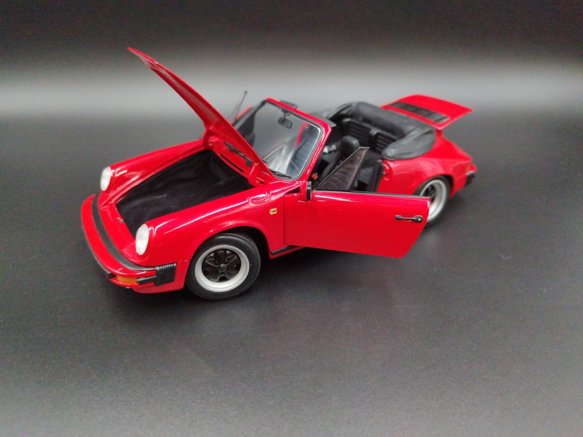 1:18 Minichamps Porsche Carrera 911 Cabrio model