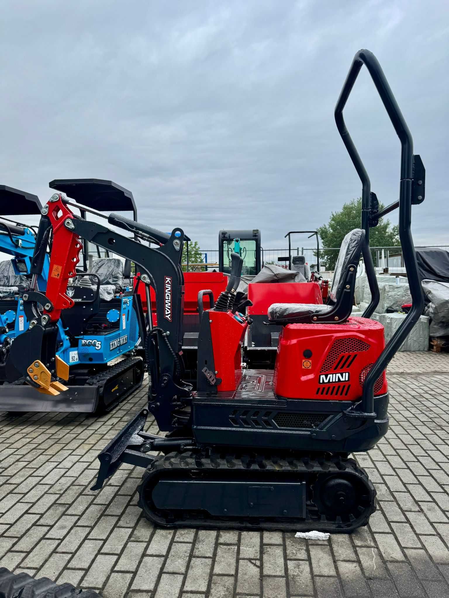 Koparka Kingway Mini 700kg, 3 łyżki, ramię skrętne, stick steer!