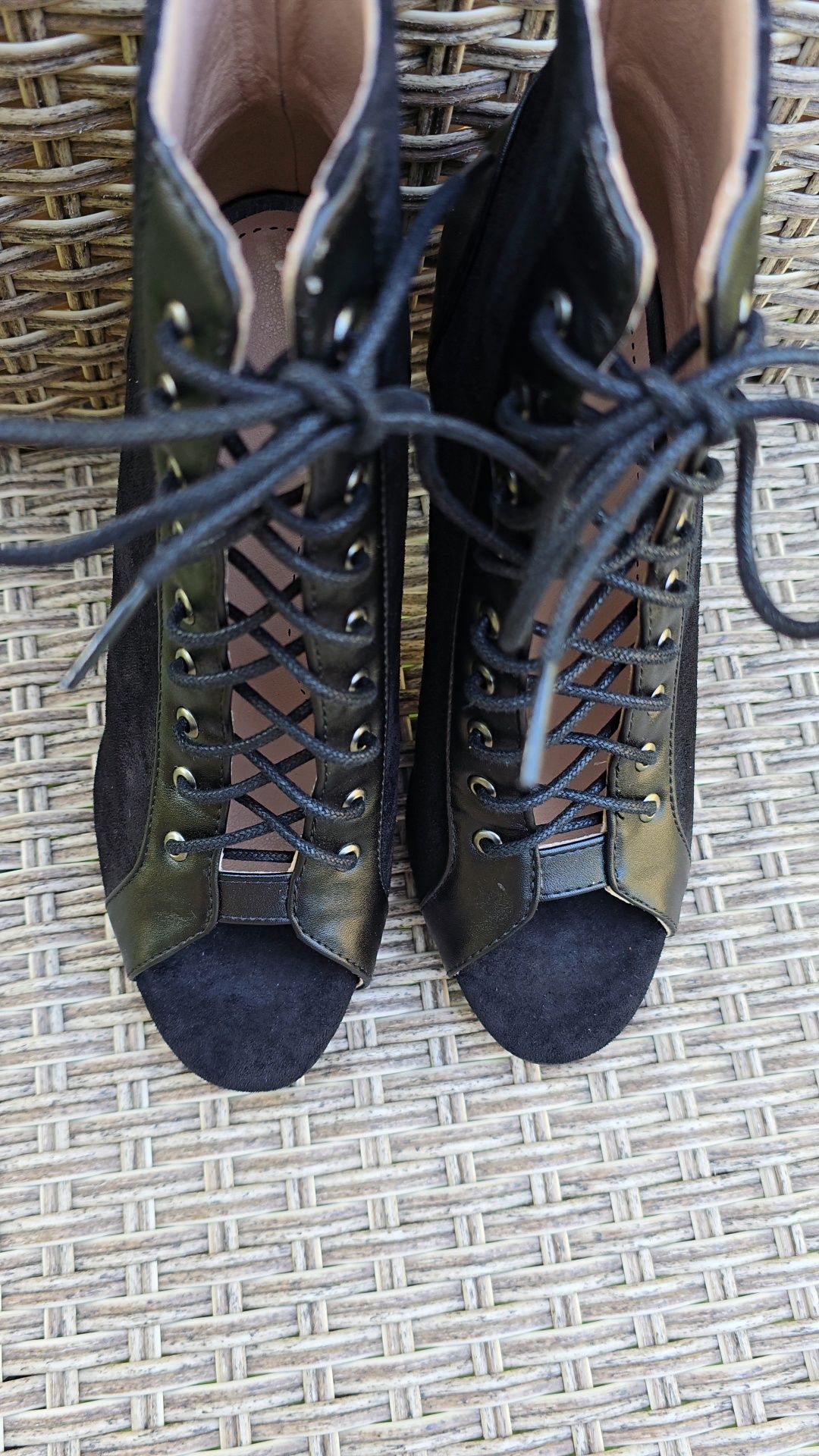 37 розмір, 23,5 см . Heels 9 см , хілси