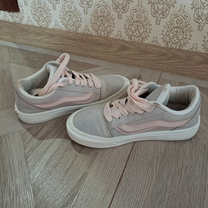 Продам кросівки дівчачі