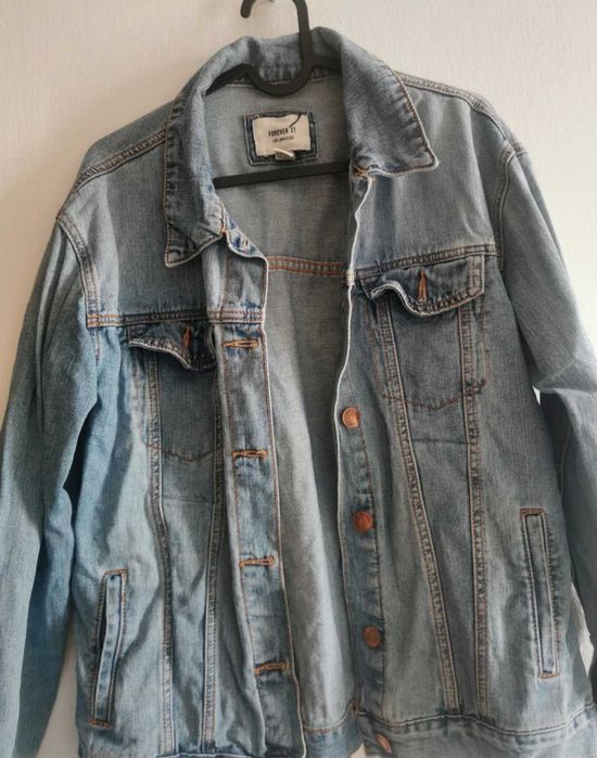Jeansowa kurtka z kieszeniami