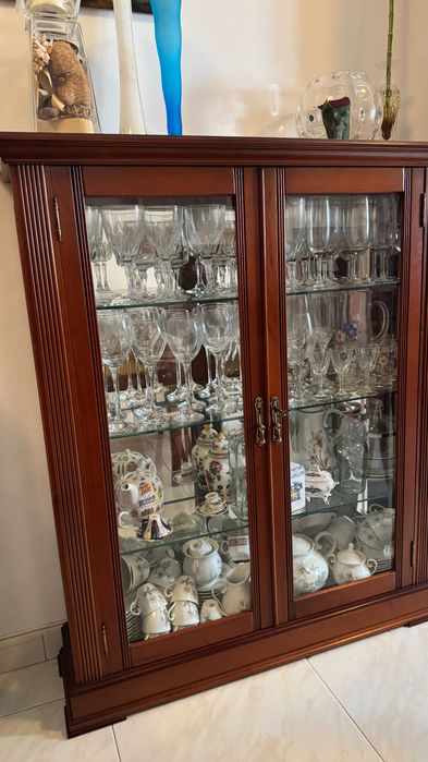 Cristaleira em cerejeira com 2 portas e 4 prateleiras