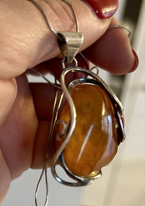 Srebrny wisiorek z bałtyckim miodowym bursztynem z łańcuszkiem srebr.