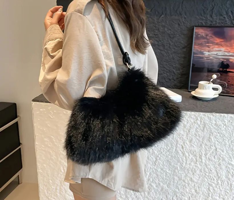 Чорна сумка зі штучного хутра