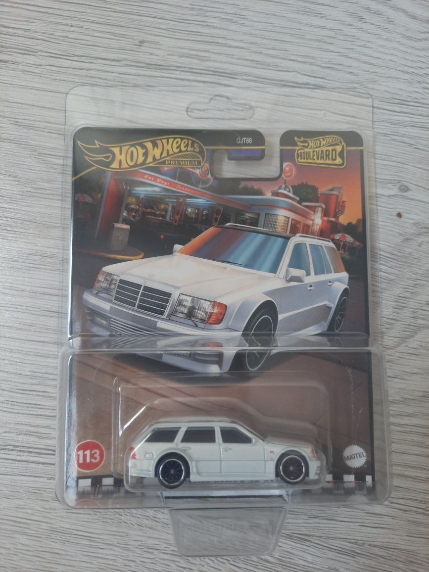 Hot Wheels Premium Mercedes E 36 AMG