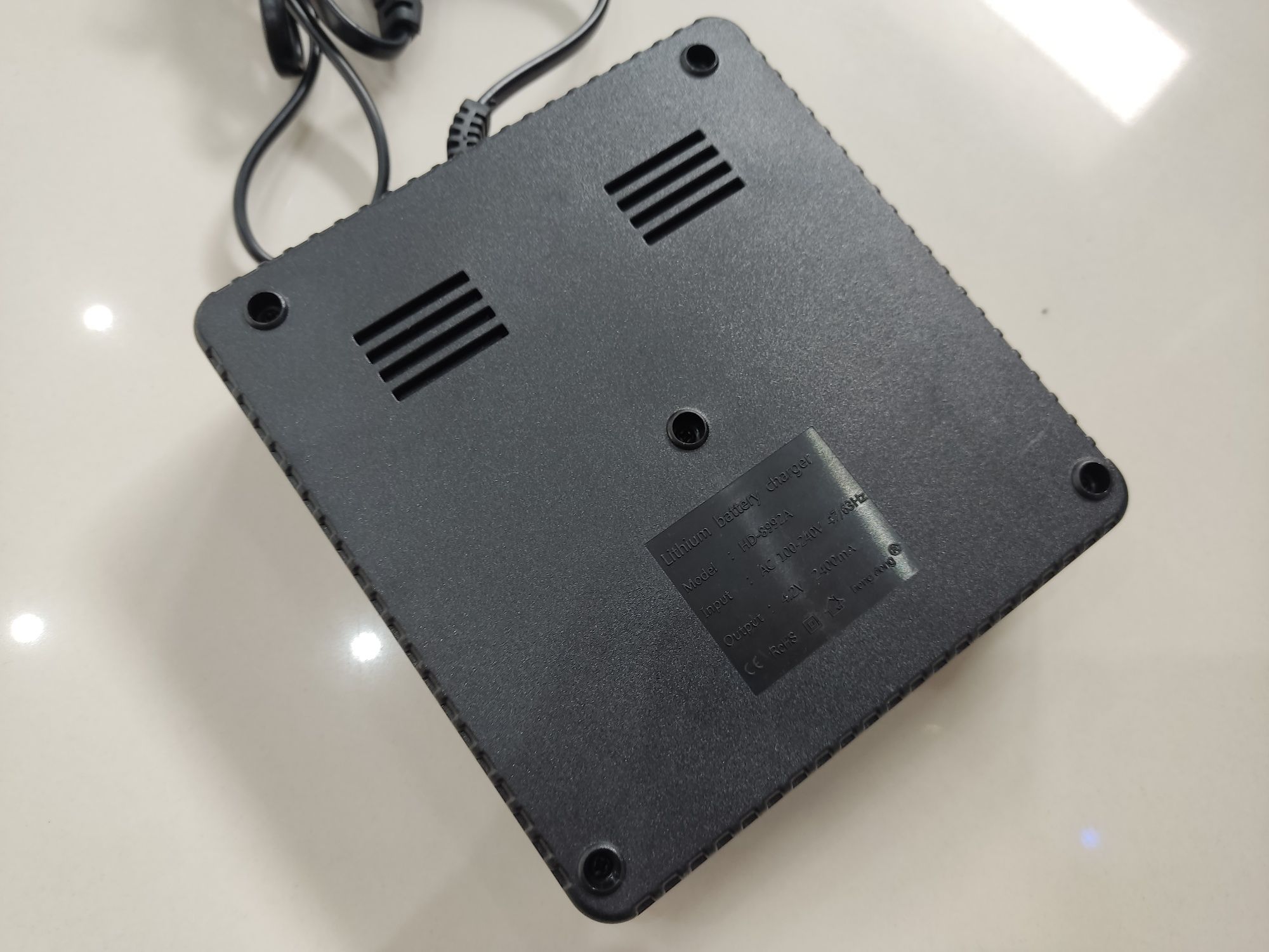 Automatyczna ŁADOWARKA LI-ION NI MH NI CD  3,7V 1,5 akumulatork AA/AAA