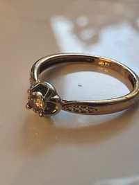 Złoty pierścionek próba 375 diament