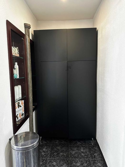 Cadeira e espelhos para salão de cabeleireiro