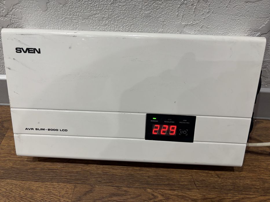 Стабилизатор напряжения SVEN AVR Slim-2000 LCD,
