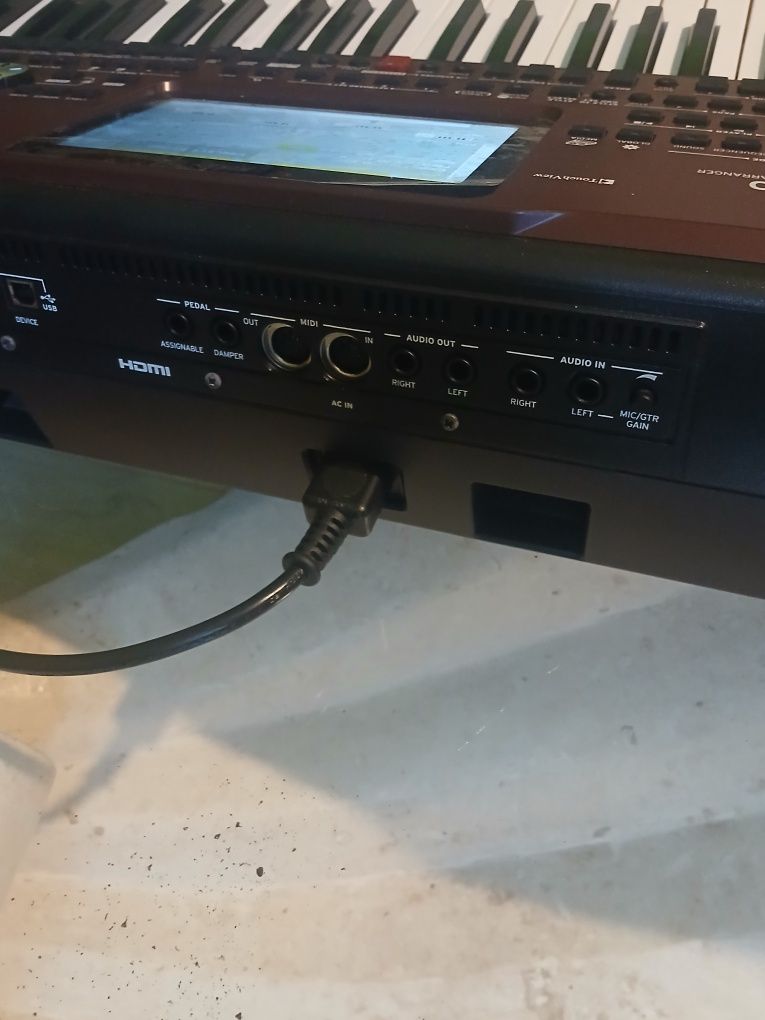 Sentyzator Korg PA 700