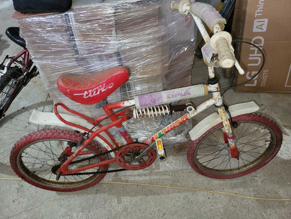 Várias bicicletas  bmx pasteleiras e outras