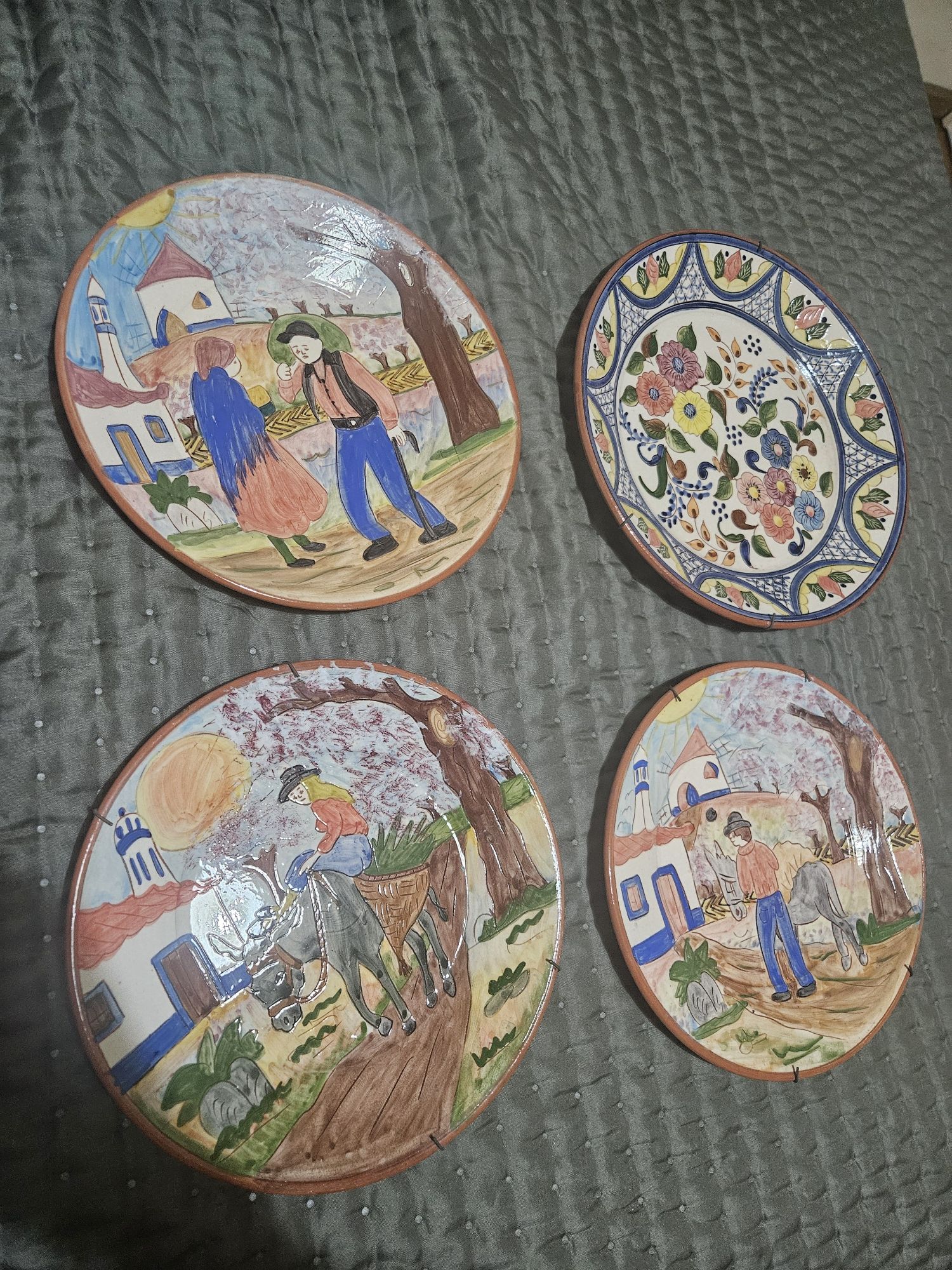 Pratos em barros com pinturas à mão