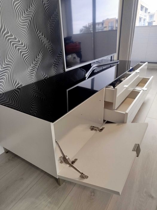 Biała szafka RTV Poole 165 cm / Stolik RTV/ BRW/ Biały połysk / Szkło