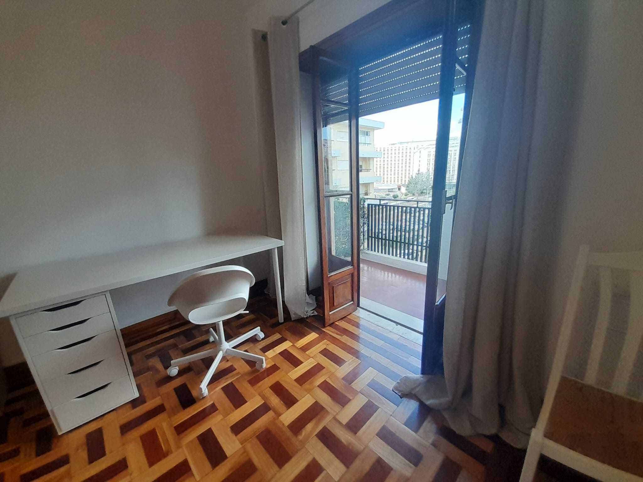 Quartos com varanda, A 50 METROS DA FACULDADE DE MEDICINA E FARMÁCIA