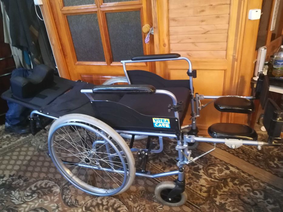 Коляска инвалидная есть положение  лежа,50 см ширина,как новая.