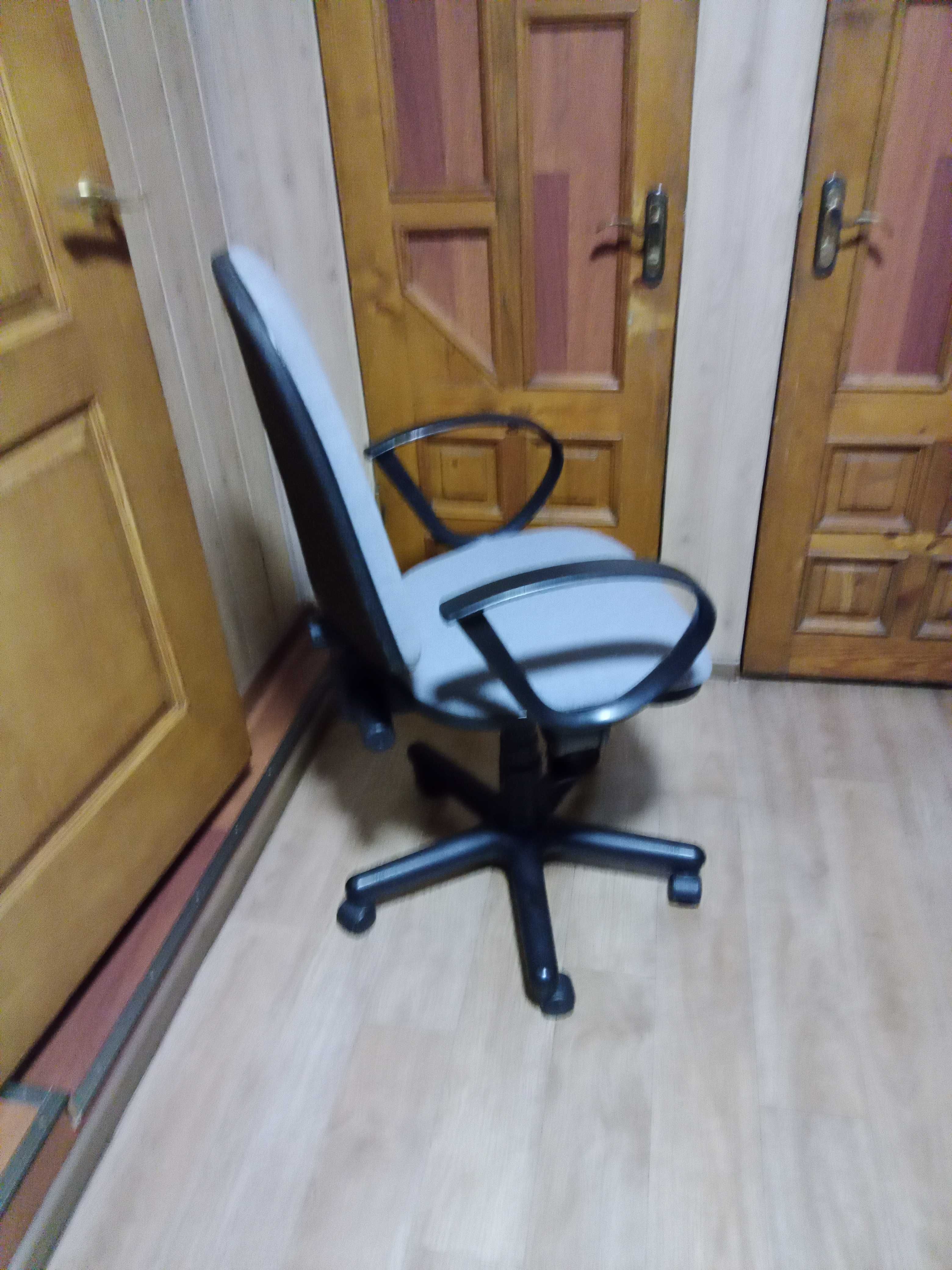 Офисное компьютерное кресло - стул серого цвета