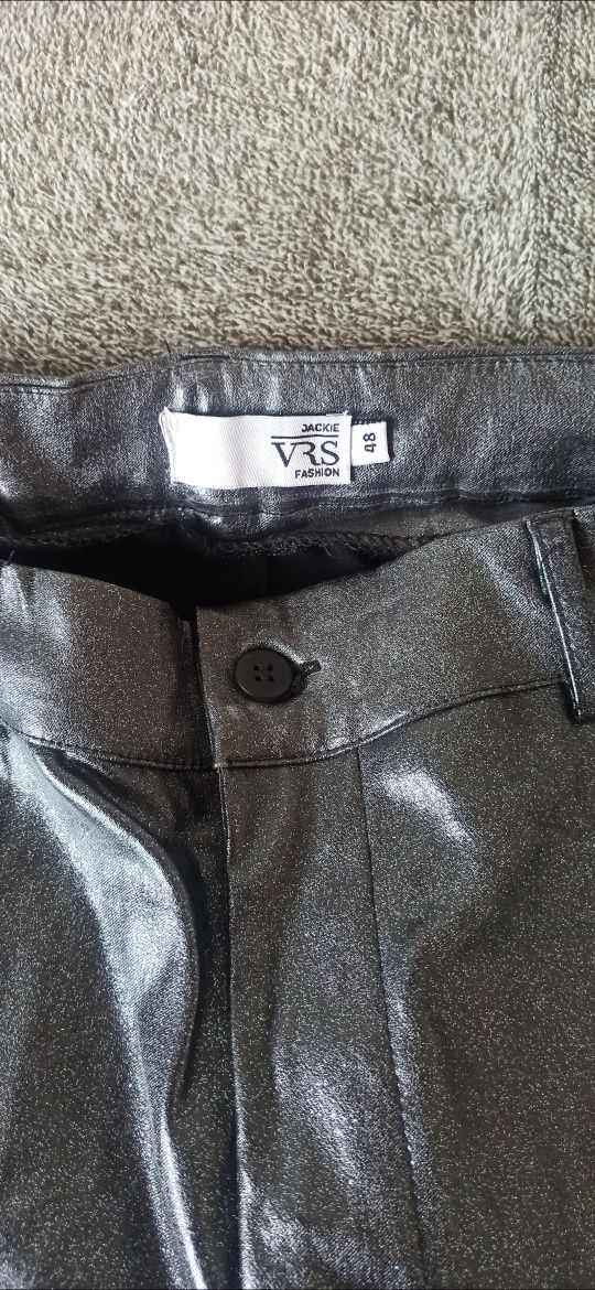 Srebrne brokatowe z metalicznym połyskiem spodnie damskie slim fit VRS
