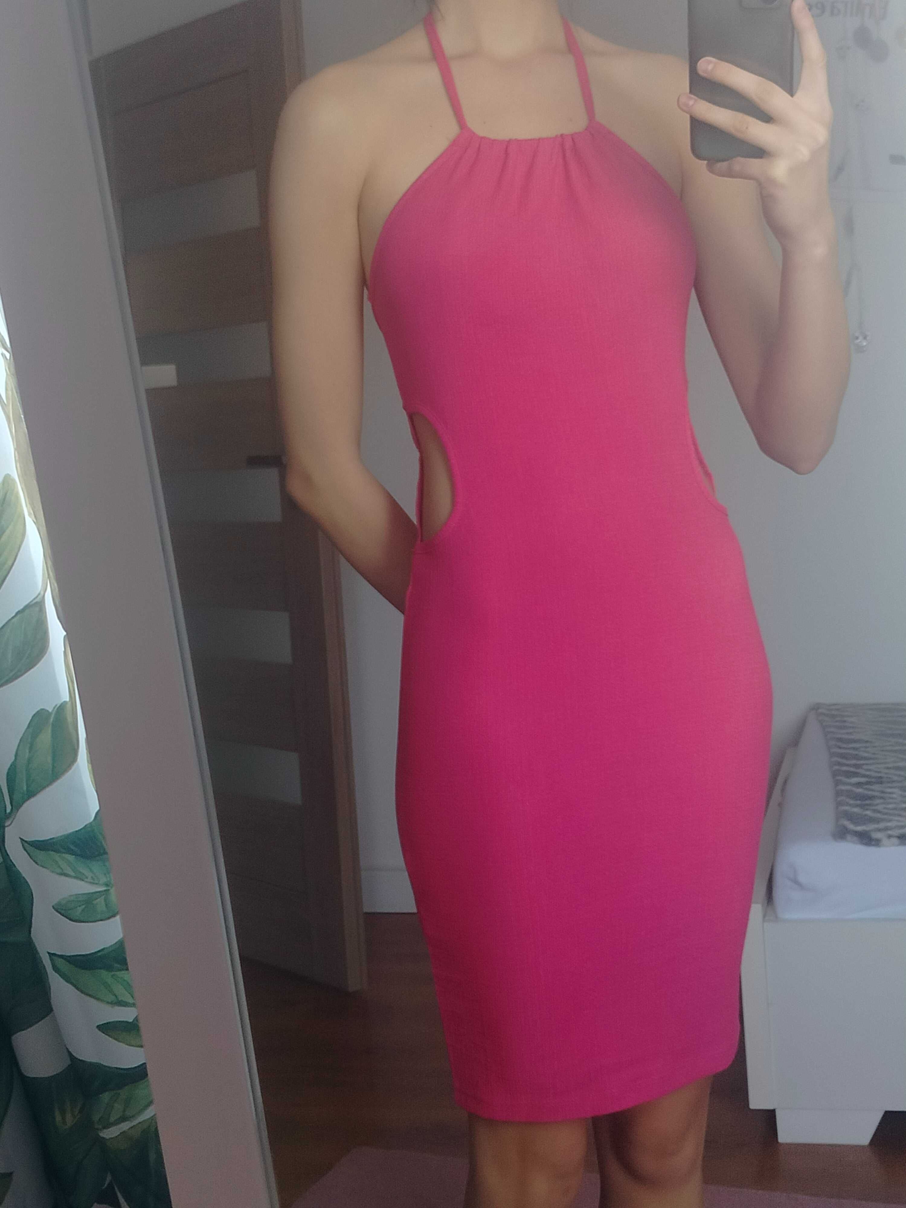 Różowa sukienka z lekko odkrytymi plecami