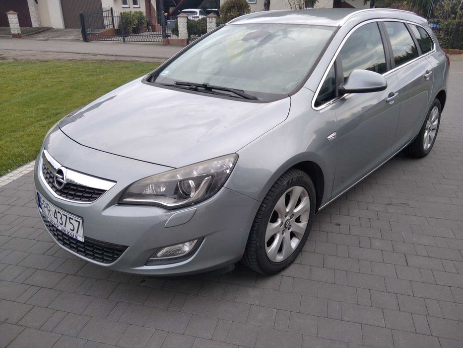 OPEL ASTRA J COSMO-dynamiczna i ekonomiczna-xenon- navi-prywatnie