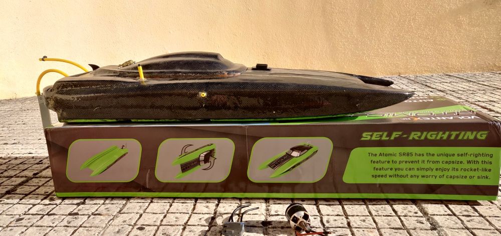 Barco RC (radio control) Atomic SR85 só o casco +hardware e servo