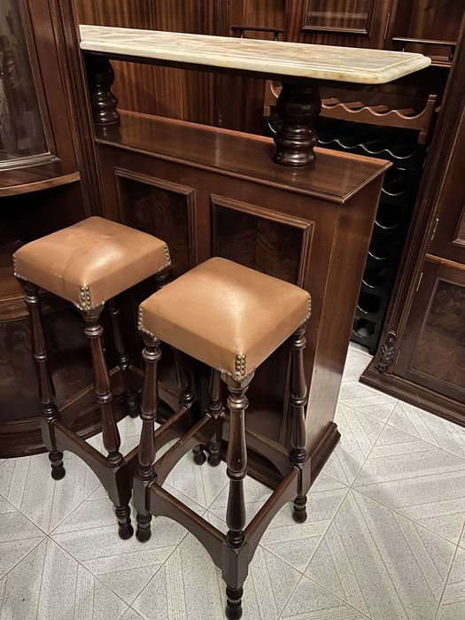 Móvel de Sala com bar + 2 bancos altos