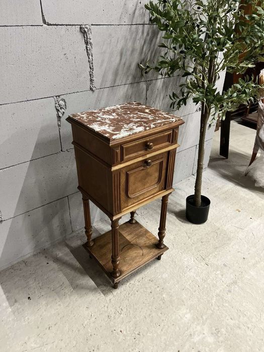 Деревʼяна тумбочка з природнім мармуром.