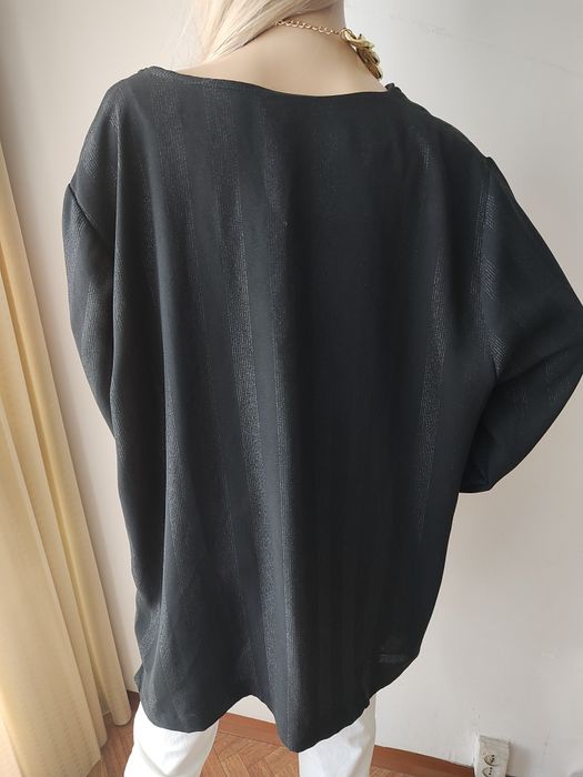 Czarna elegancka tunika oversize z ozdobnym dekoltem i guzikami
