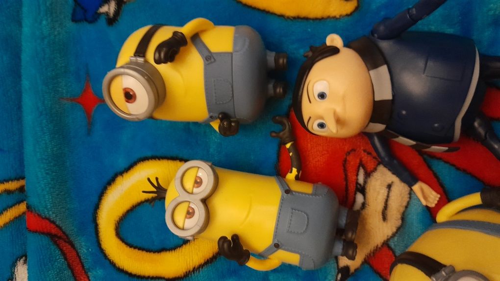 Młody Gru i minionki figurki z bajki pixar