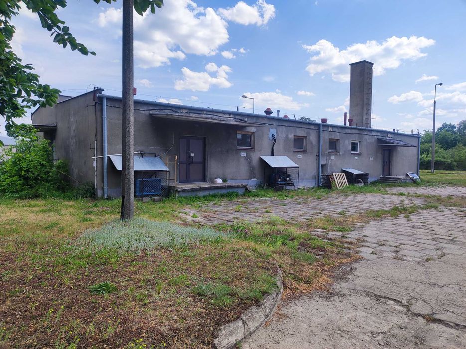 Budynek produkcyjny lub magazynowy.