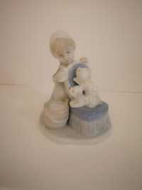 Porcelanowa figurka dziewczynki z kotami