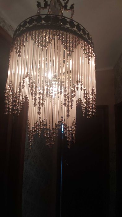 Dois(2) Candeeiros de teto de metal cor bronze e adornos de cristais.