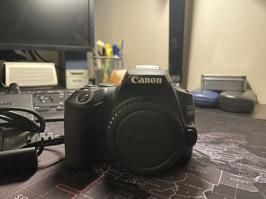 Sprzedam lustrzankę Canon EOS 250D!!!