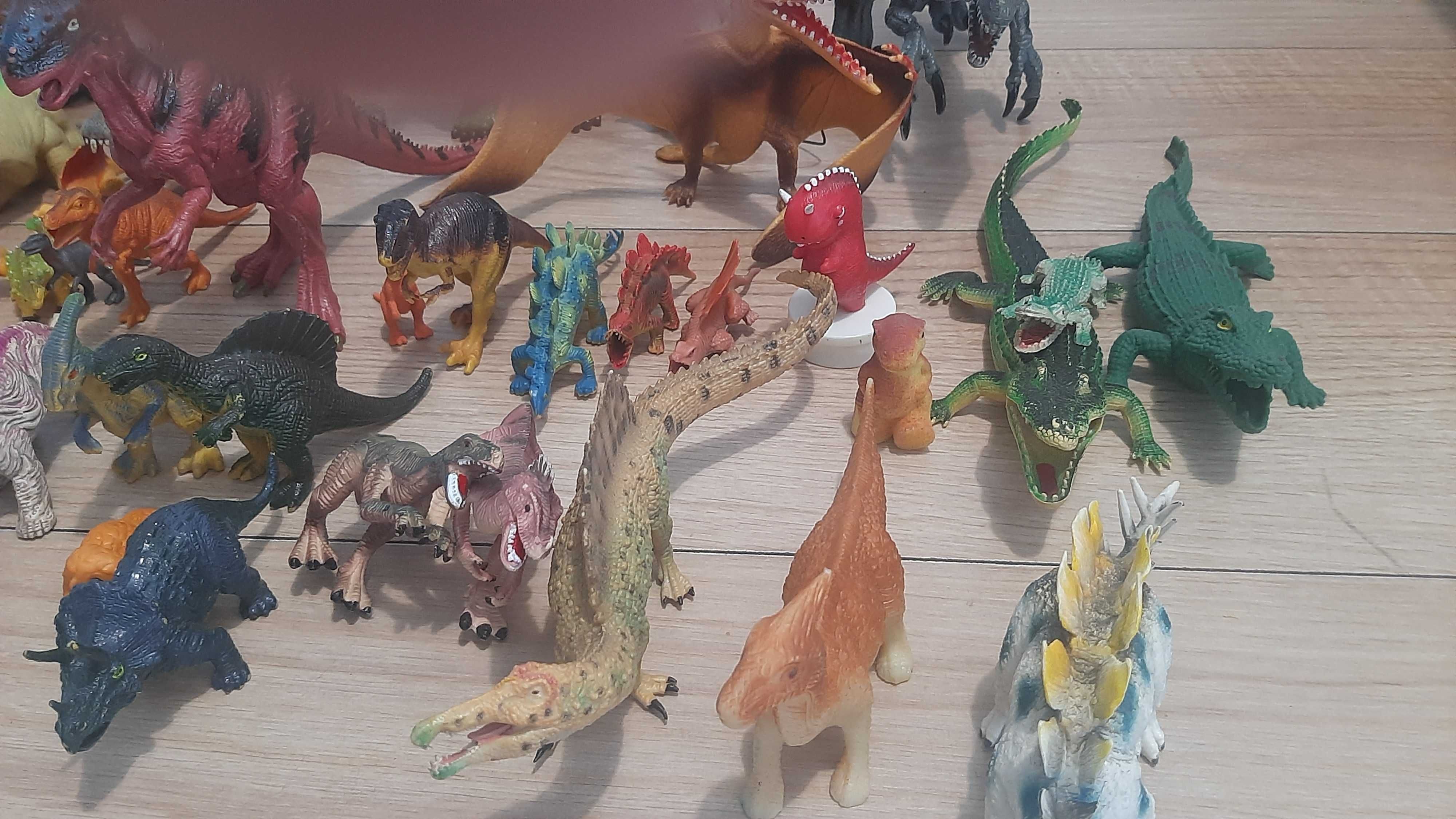 zestaw dinozaurów