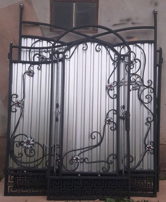 Ворота металеві розпашні.