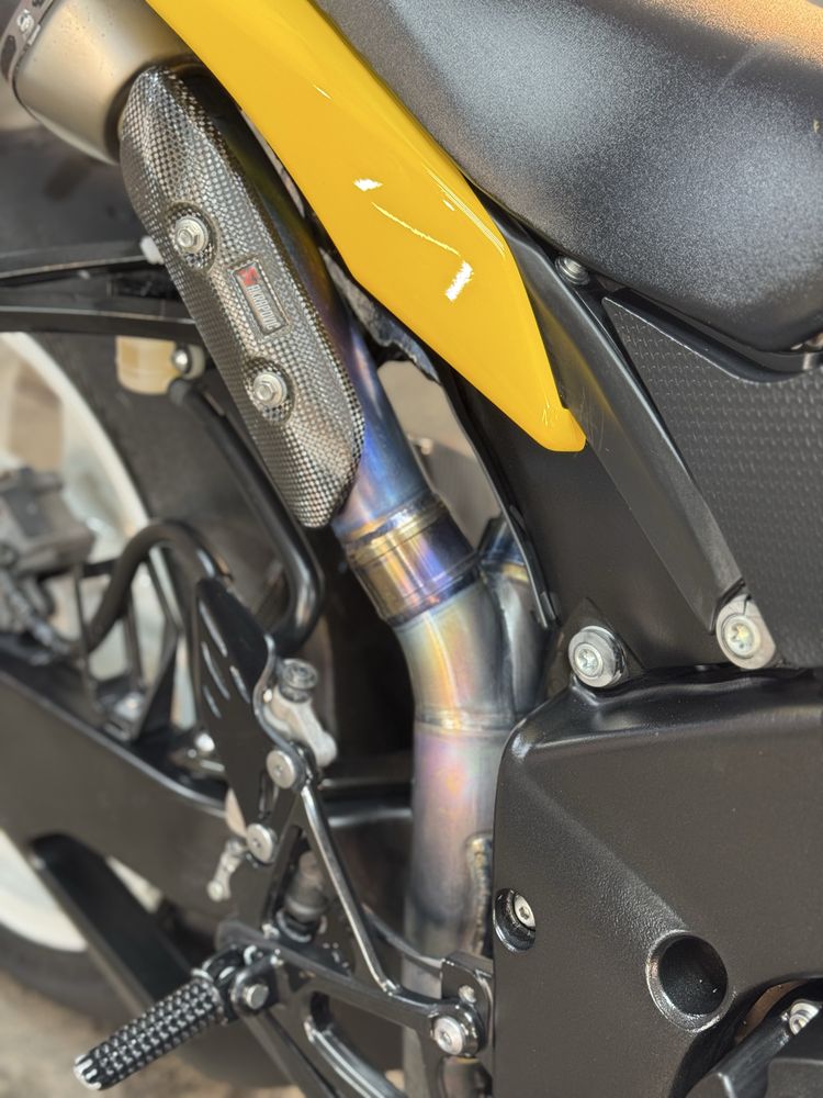 Yamaha yzf r1 crossplane witt Akrapovic